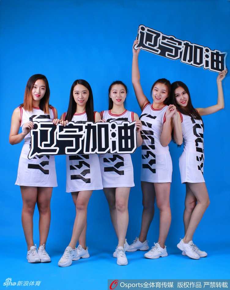 Lucky Team啦啦队宝贝们身着亮黄色短裙，在球场上激情跃起，瞬间点燃了全场观众的热情，仿佛预示着新赛季的无限活力。