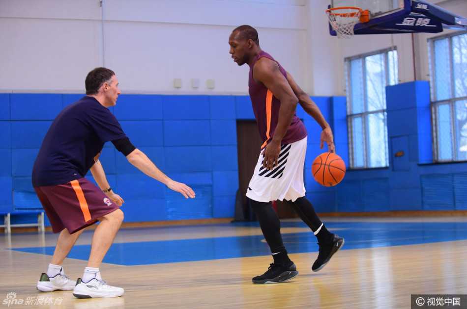 受伤的廉明在队医陪伴下进行恢复训练，虽然无法参与合练，但他的眼神始终追随着场上的队友，心与球队同在。