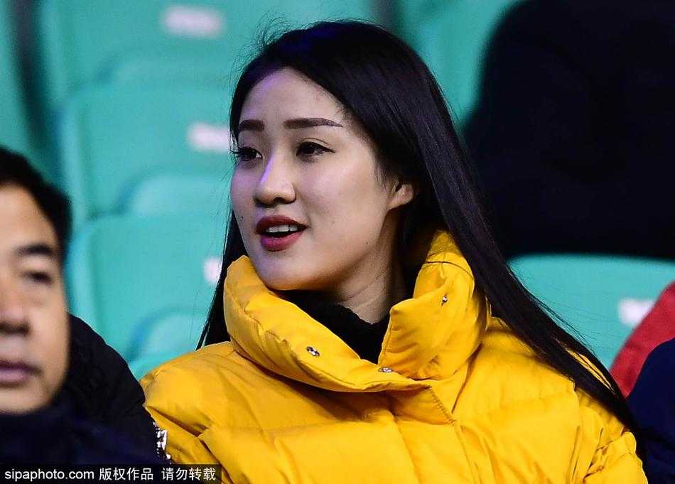 孙婉晴身着一袭白色外套，在本溪体育馆的看台上显得格外清纯动人，她双手举着写有‘辽宁必胜’的加油手牌，眼神中充满了对主队获胜的渴望。