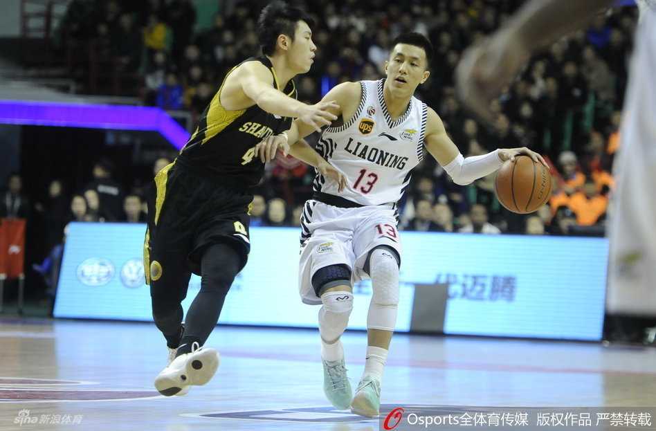 郭艾伦如闪电般持球犀利突破，眼神坚毅掠过防守球员