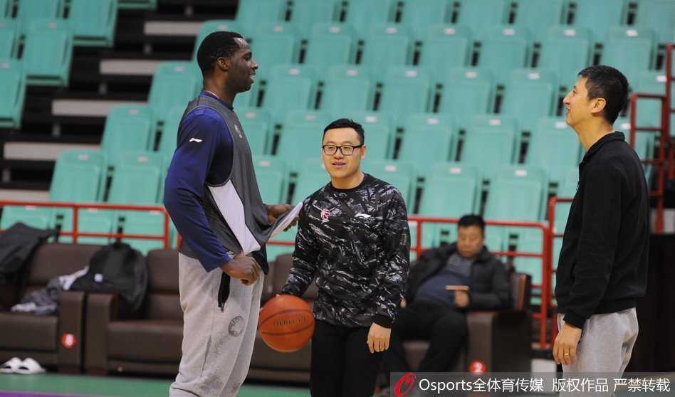 辽宁外援哈德森训练间隙拉伸放松，眼神望向场边