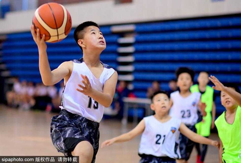 暂停期间，一名稚气未脱的小球员坐在替补席上，一边大口喝水，一边认真聆听教练布置战术，他清澈的眼神中映照着场上的对抗，也映照着对胜利的渴望。