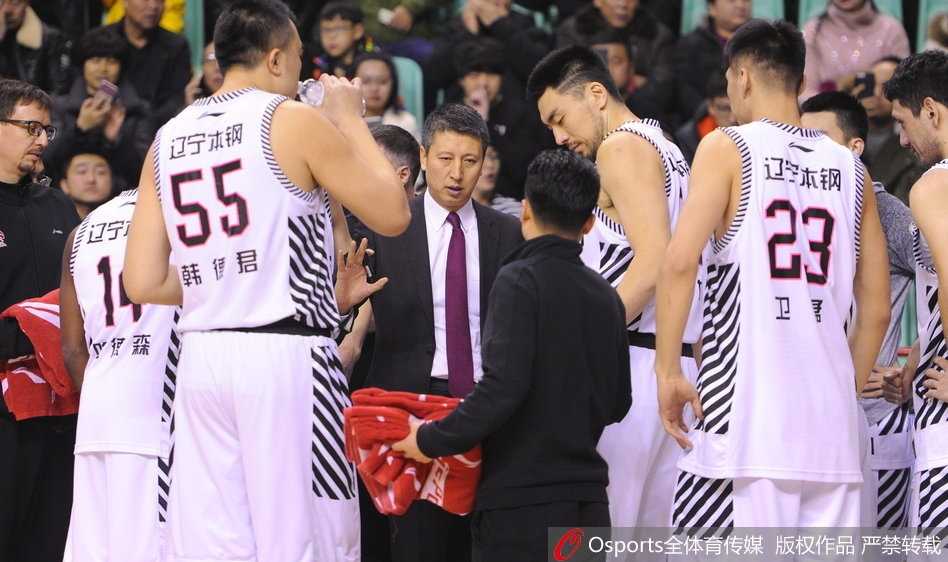 哈德森在三分线外手起刀落，篮球划过一道完美的弧线直钻网心，瞬间点燃了本溪体育馆的激情。