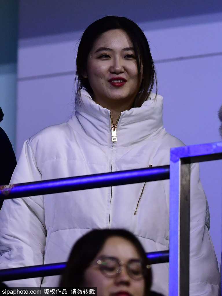 最后这位美女球迷戴着时尚的毛线帽，她目光炯炯地盯着场内，双手自然地放在膝上。从她专注的神情可以看出，她完全沉浸在了这场辽疆大战的紧张氛围中，此时此刻，她和身边数千名球迷一样，只为篮球而动情。