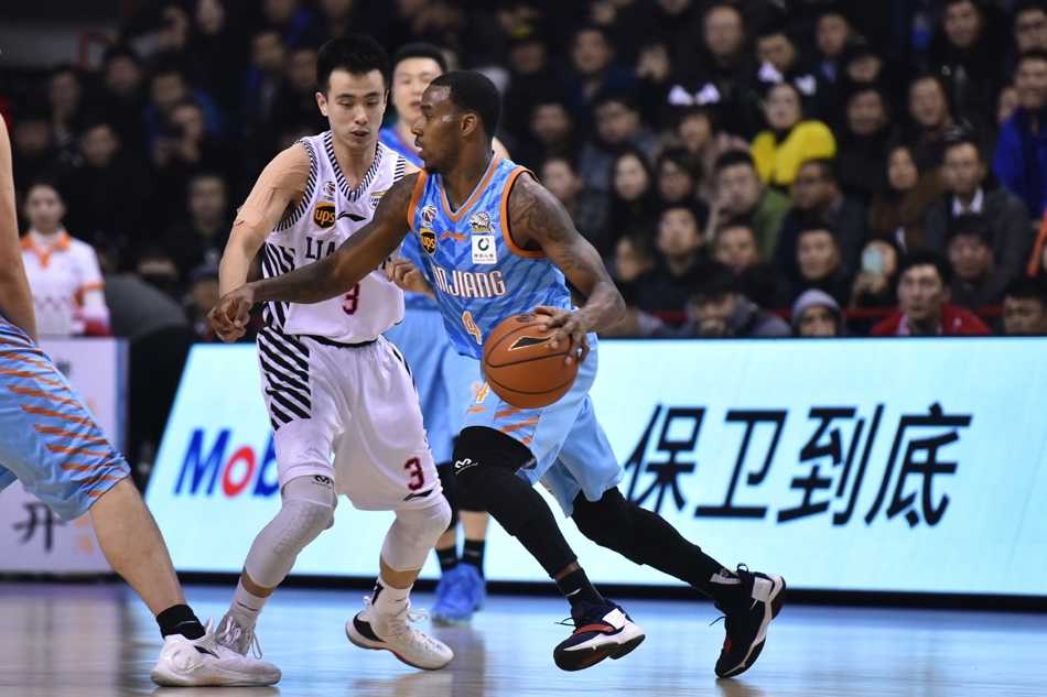 辽宁队当家后卫郭艾伦犹如一道白色闪电，瞬间加速过掉防守球员，在新疆队三人合围的缝隙中，用一记高难度的低手上篮将球送入篮筐，动作一气呵成。