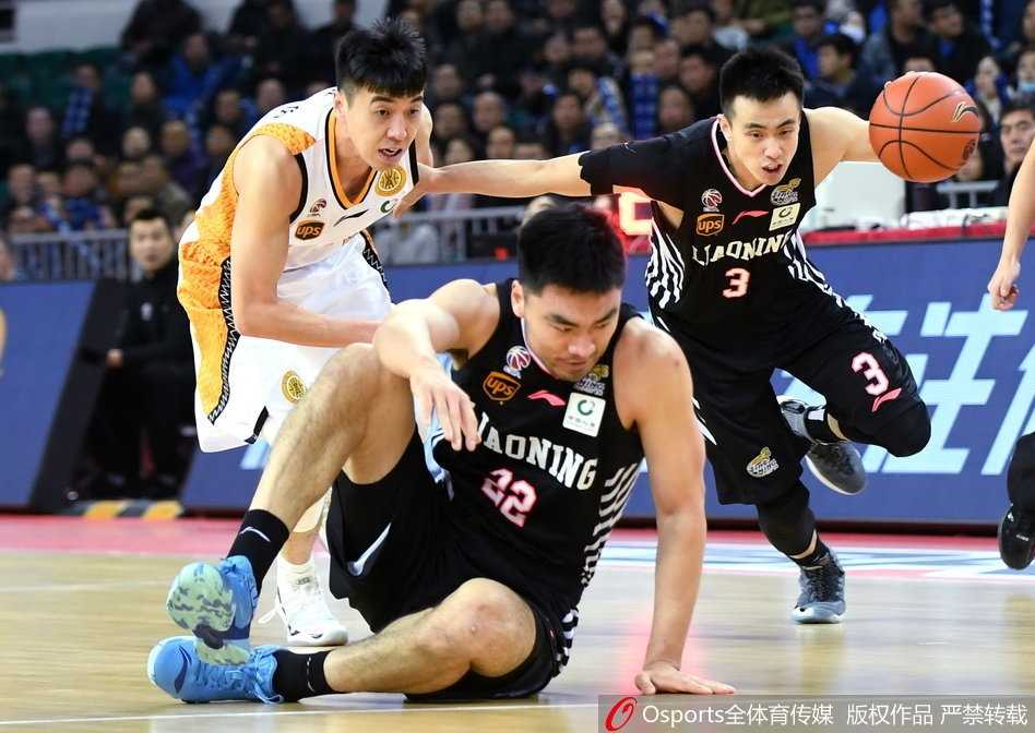 钟诚在底角稳稳出手三分，皮球划过一道完美弧线空心入网，这一刻他挥拳怒吼，成为辽宁队反超比分的关键X因素。