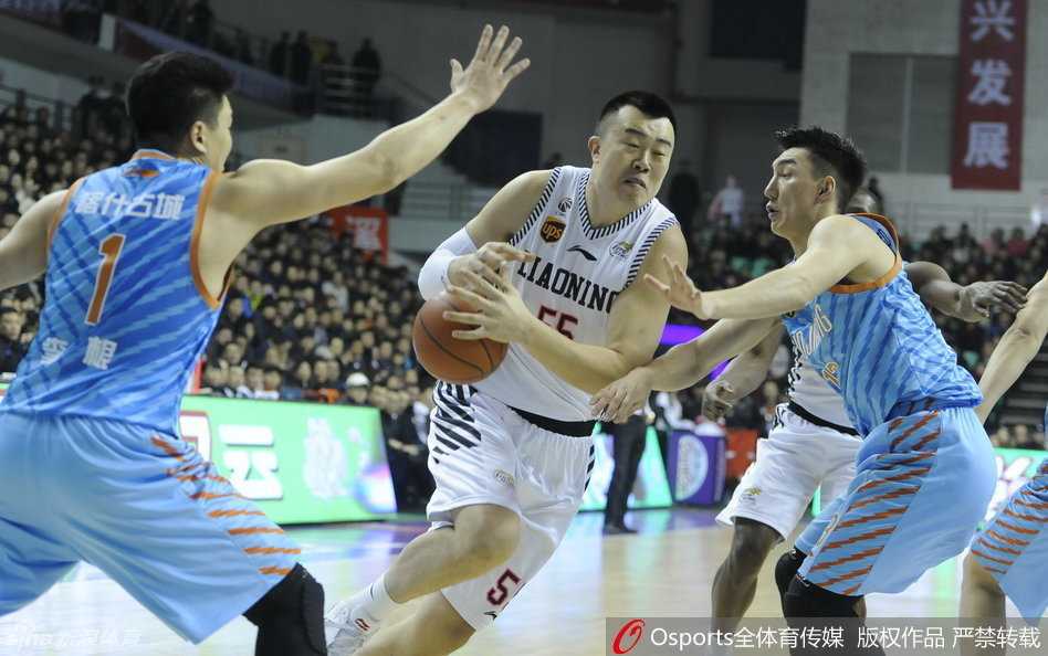 李根飞身单臂封盖，犹如巨灵神掌遮天蔽日，将韩德君的上篮企图无情拒之门外