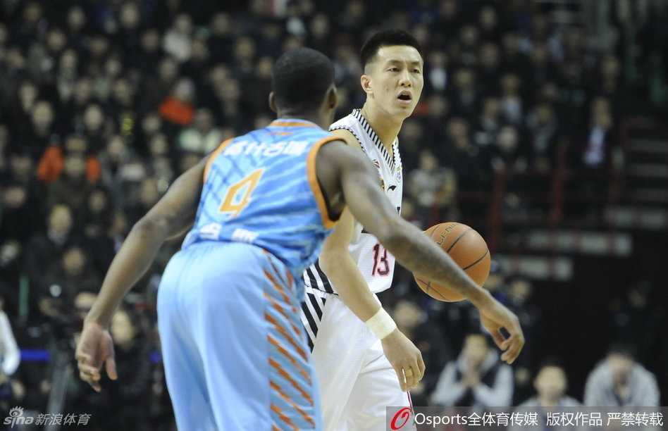 兰多夫背身单打，与防守者进行激烈身体对抗，强硬转身寻觅出手空间