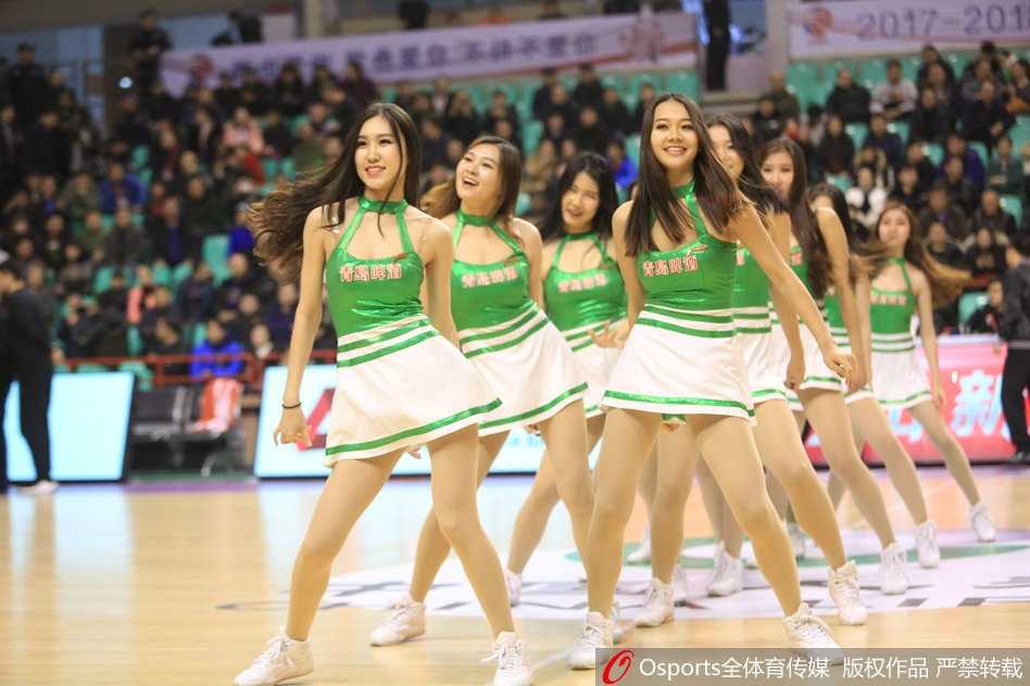 篮球宝贝们背对镜头排成一列，整齐地扬起长发，动感的马尾辫与场边闪烁的灯光交相辉映，成为赛场上一道亮丽的风景线。