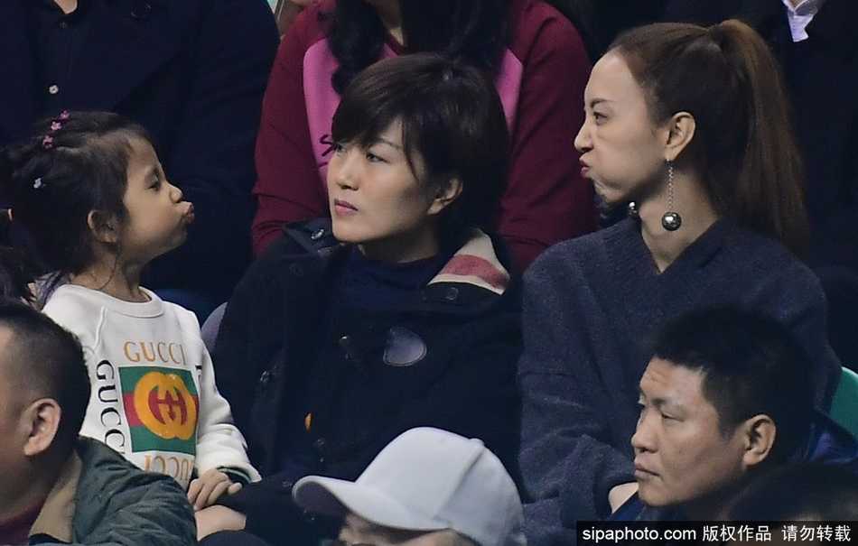 郭士强指导的女儿在母亲的陪伴下，虽然看不太懂复杂的战术，但球馆内山呼海啸般的欢呼声让她也感受到了篮球带来的纯粹快乐。