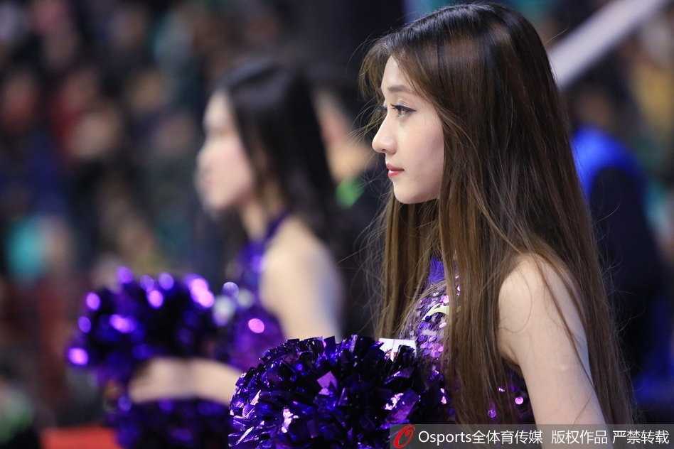 伴随着动感的音乐节拍，篮球宝贝们整齐划一地舞动身体，她们自信的笑容和充满活力的身姿，仿佛拥有魔力一般，让整个球馆的空气都跟着跳动起来。