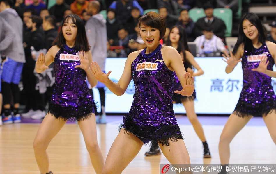 完成一套高难度舞蹈动作后，篮球宝贝们摆出帅气十足的定格姿势，她们专注的神情和整齐的队形，展现出平日刻苦训练的扎实功底。