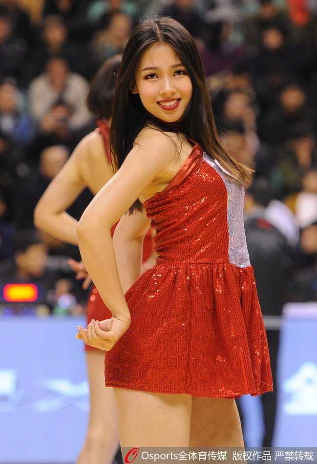 即使是蹲下的姿势也充满了韵律感，宝贝们的表情管理十分到位，眼神中透露出自信与专注，向现场观众传递着无限的活力。