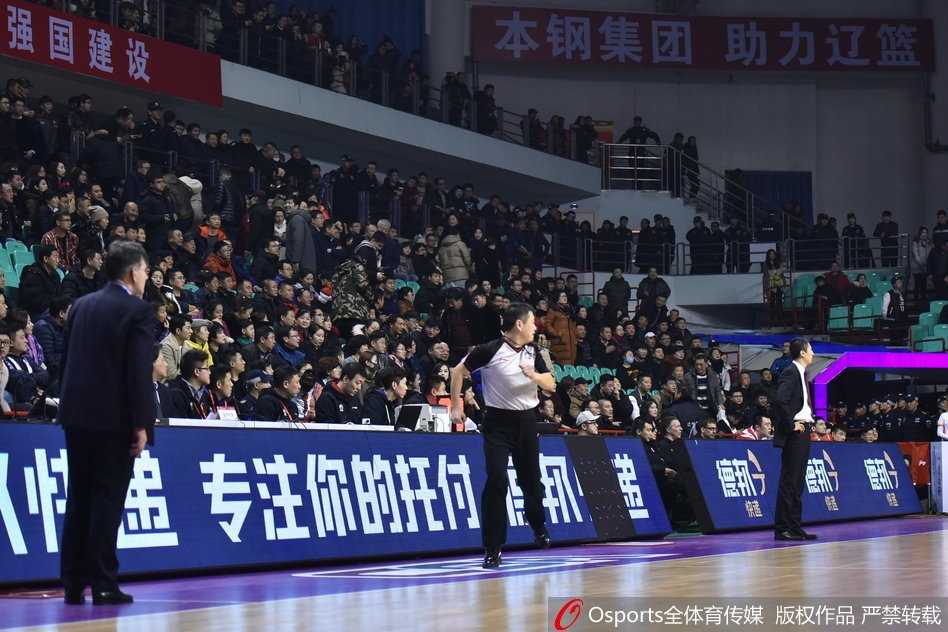 偌大的看台上，身穿红色助威服的辽宁球迷们纷纷起身，只留下空荡荡的座椅和他们还未完全展开的加油横幅，仿佛一场热闹盛宴的提前散场。