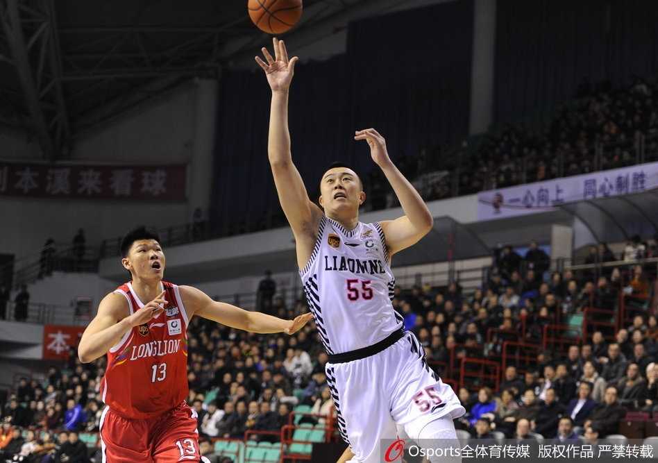 辽宁队核心后卫郭艾伦面对贴身紧逼，试图利用娴熟的背后运球摆脱防守，但本场他的手感确实有些冰凉。