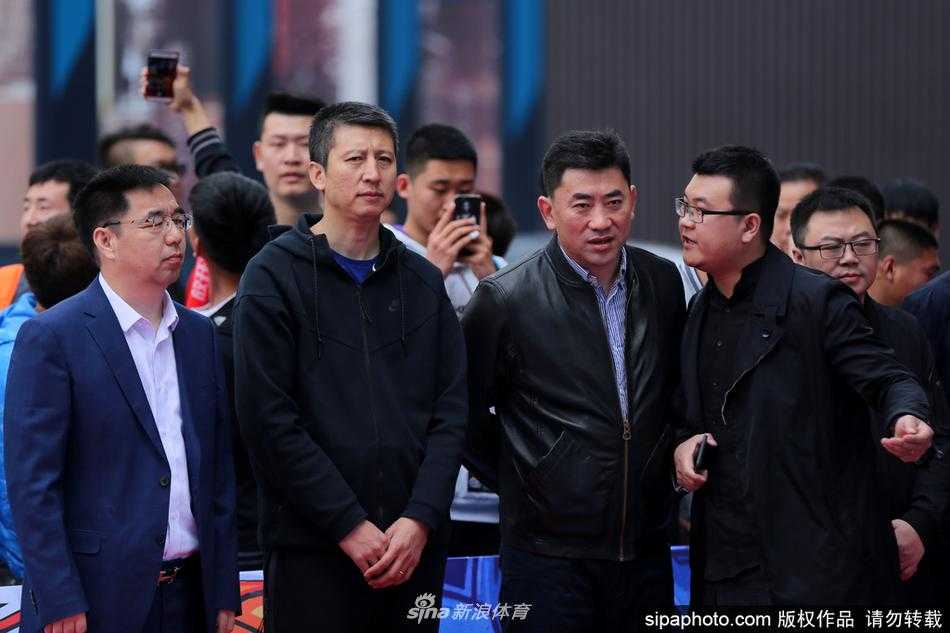 辽篮主帅郭士强现身沈阳街头篮球赛活动现场，面带微笑向热情欢呼的球迷挥手致意，引爆全场气氛。