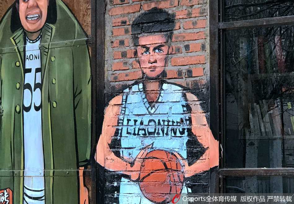 贺天举脱下球衣大秀背部纹身，一改往日伤病阴霾，尽显东北汉子的狂野本色