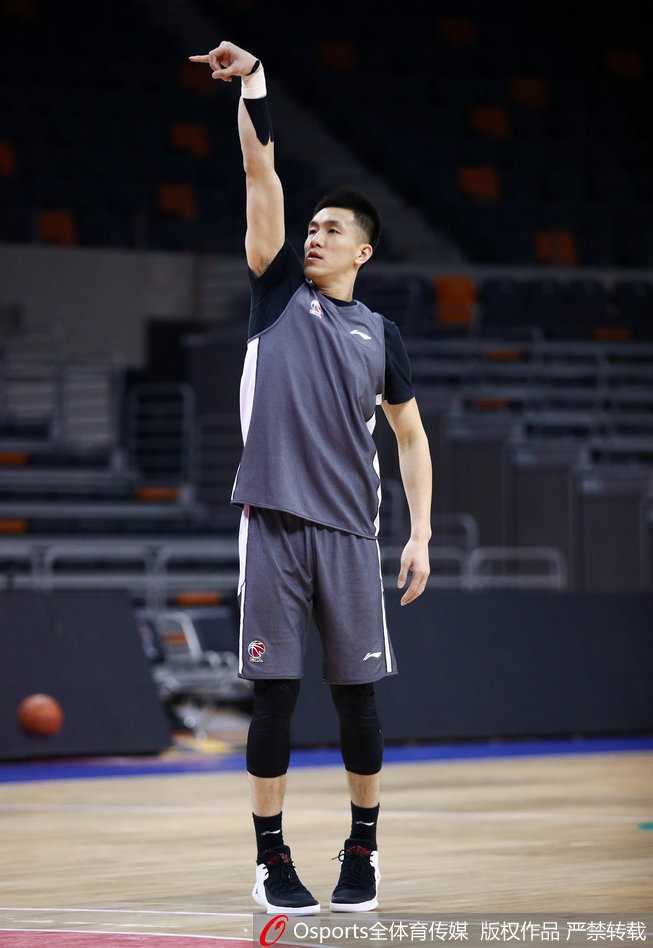 刘志轩底角三分出手，动作一气呵成，他在外线的牵制力对辽篮至关重要。