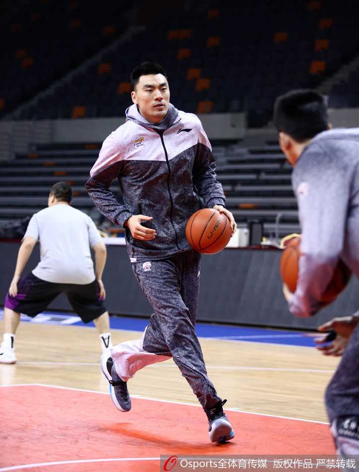 李晓旭在训练后进行力量加练，他紧咬牙关的表情，正是辽篮硬汉精神的写照。