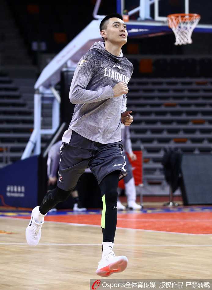 郭士强指导双手抱胸，神情严肃地观察着训练场上的每一个细节。