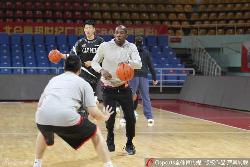 廉明在赛前训练中认真做着技术动作，神情专注，作为内线球员他在默默地通过努力为球队贡献自己的力量。