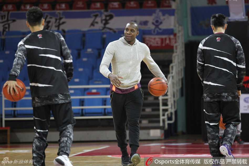 杨鸣在训练间隙露出标志性的微笑，眼神中充满从容与坚定，作为老将他正在用自己的方式影响着这支年轻的球队。