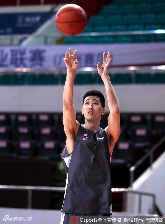 韩德君在内线展现强大统治力，憨厚的外表下隐藏着细腻的篮下手感，令人赞叹。