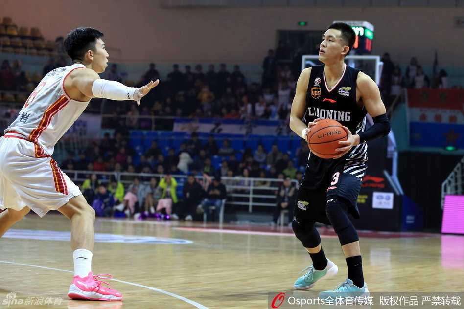 哈德森后场紧逼防守，眼神死死盯住对手，他的防守压迫性极强，是辽宁外线第一道大闸。