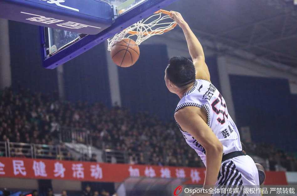 巴斯迎着防守人高难度后仰跳投，动作舒展宛如顶级得分手