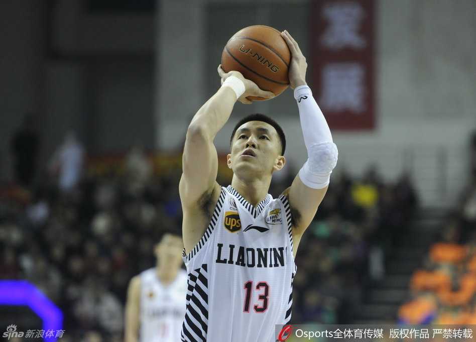 辽宁主场气氛热烈，哈德森在三分线外稳稳出手，篮球划过完美弧线直钻网窝，瞬间点燃全场欢呼。