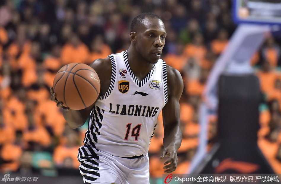 哈德森抢断后发动快攻，面对空篮轻松挑篮得手，身后的深圳队球员只能望球兴叹，目送皮球入网。