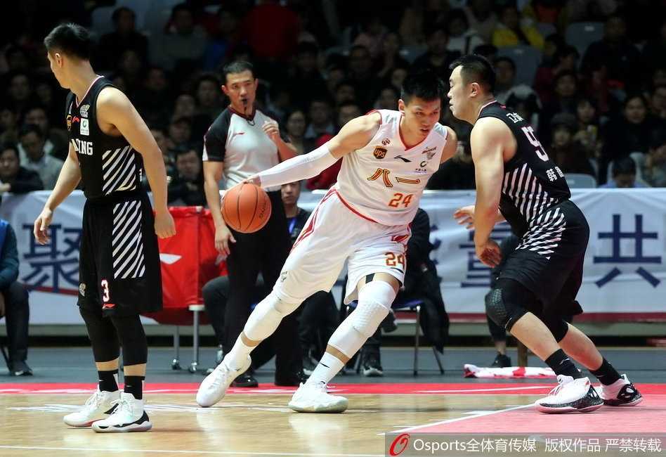 李晓旭伤愈复出登场，外线发炮三分稳稳命中