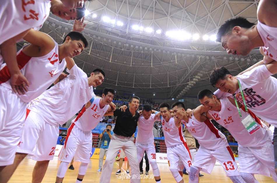 颁奖仪式上，辽宁男篮全体队员整齐列队，胸前的金牌在灯光下闪闪发光，他们深情凝视着缓缓升起的五星红旗，眼中饱含激动与自豪的泪水。