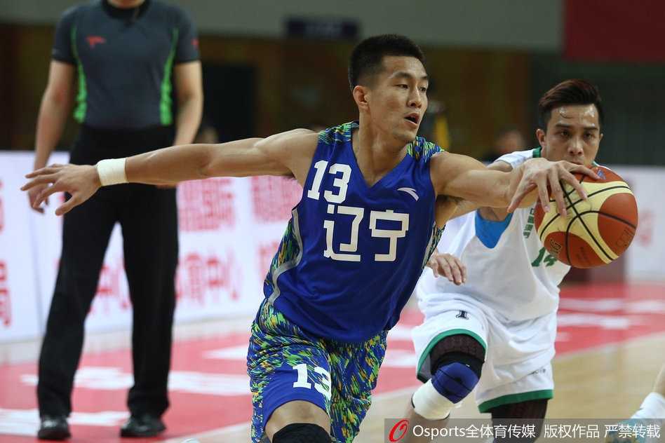 韩德君在对手头顶双臂大力灌框，巨大的身躯如同泰山压顶，展现出内线绝对的统治力。