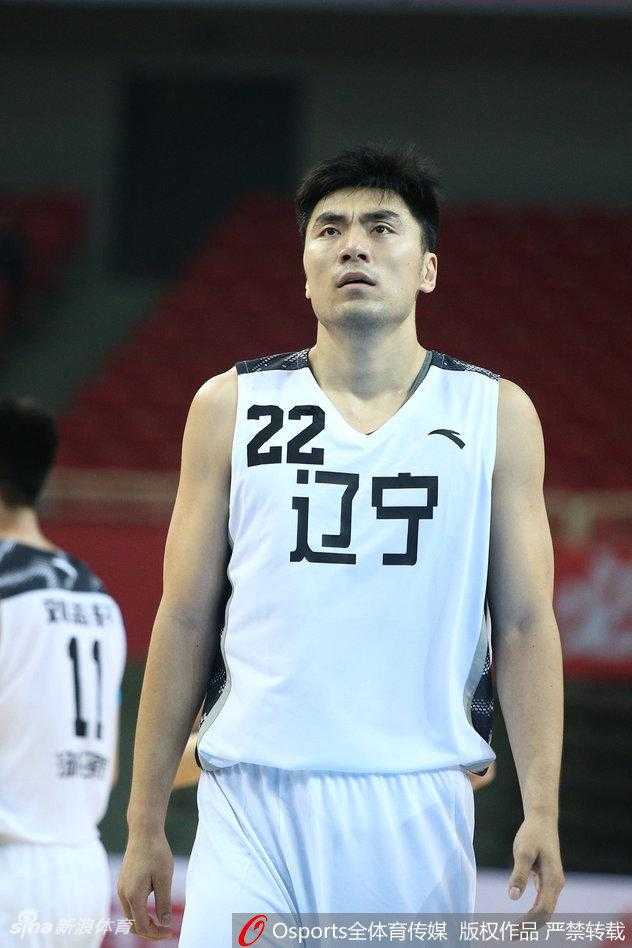 年轻的高诗岩犹如一道黄色闪电，他运球杀入河南队的禁区腹地，面对补防的大个子毫无惧色，在空中舒展身体，试图完成一次极具冲击力的上篮。