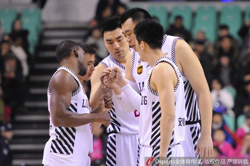 赵继伟面对防守球员，高高跃起，手腕轻柔一拨，篮球划出一道美妙的弧线直钻网窝，这一刻他冷面杀手本色尽显。