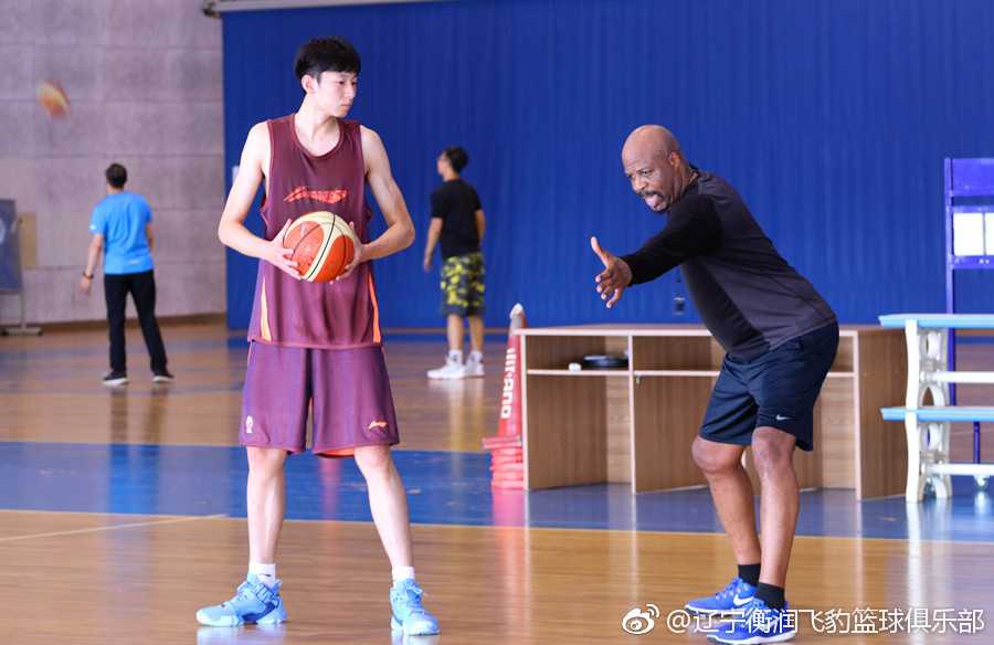 班克斯教练目光如炬，亲自为辽篮内线球员进行手把手的低位防守技巧示范，每个细节都逃不过他的眼睛。