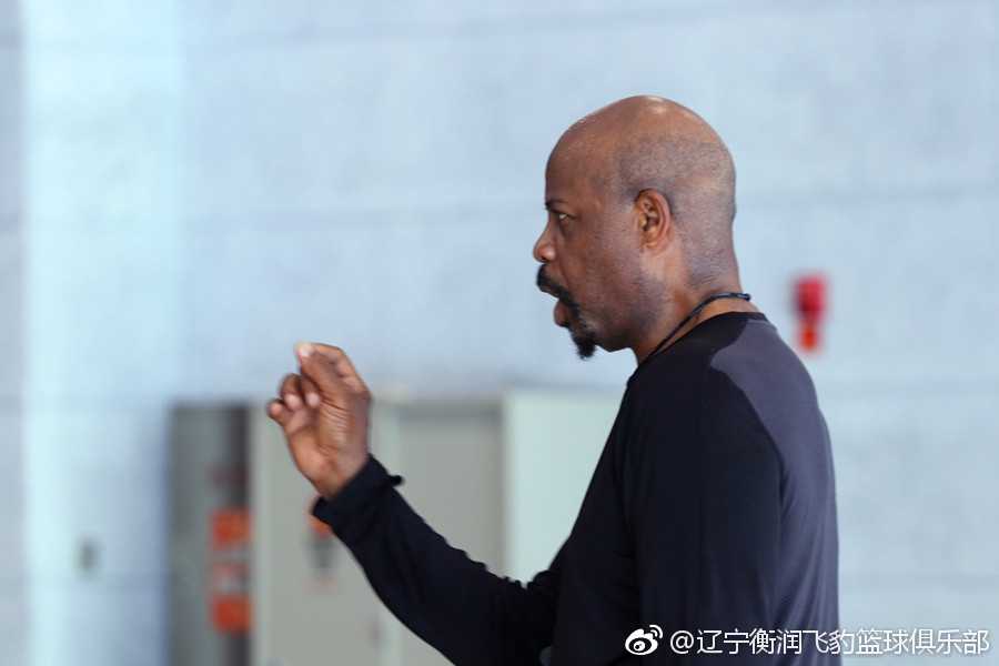 在篮下的肌肉丛林里，辽篮内线球员正在班克斯的注视下进行对抗性上篮，眼神中透露出对每一个动作的专注。