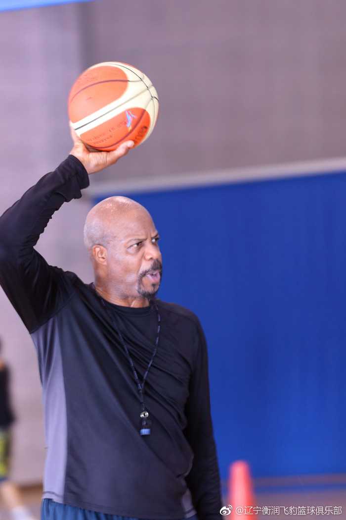 暂停间隙，班克斯拿着战术板蹲在地上，像一位战场上的将军，给辽篮弟子们画着精细的进攻跑位路线。