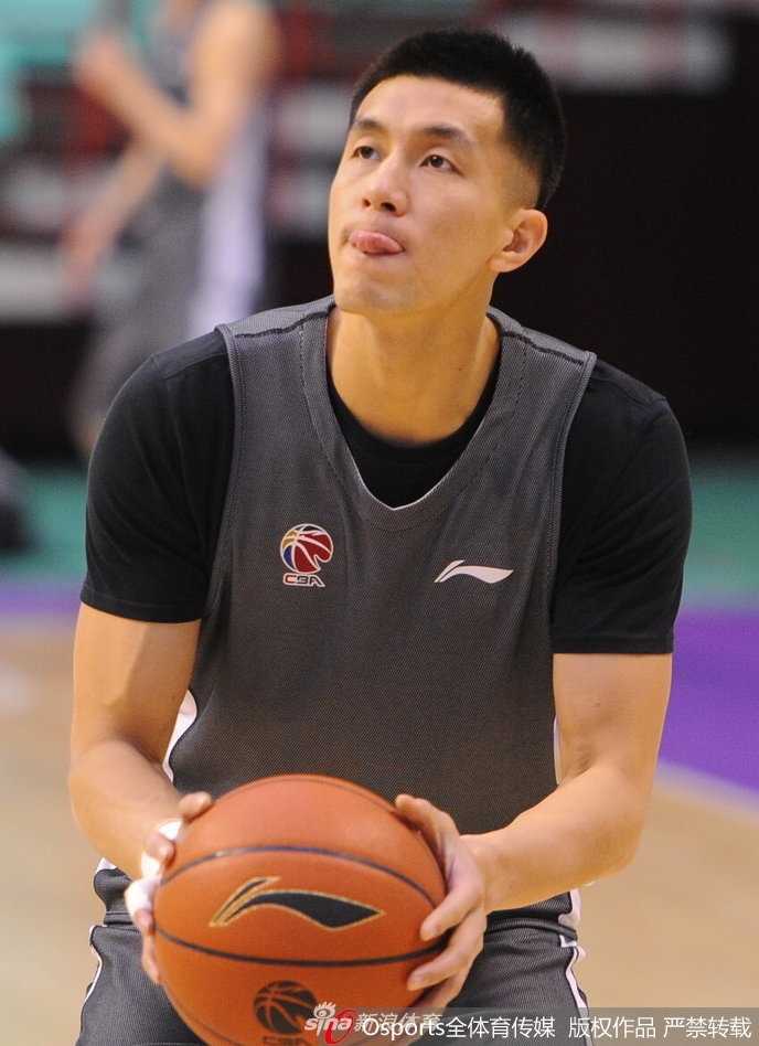 郭艾伦在训练中露出灿烂笑容，眼神里透着自信与轻松，仿佛在告诉队友这个球进得漂亮。