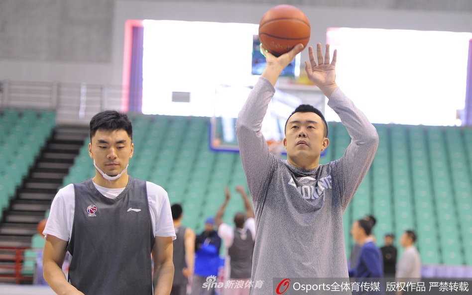 训练间隙，郭艾伦拿起水瓶补充水分，神情专注地听着场边教练的战术指导。