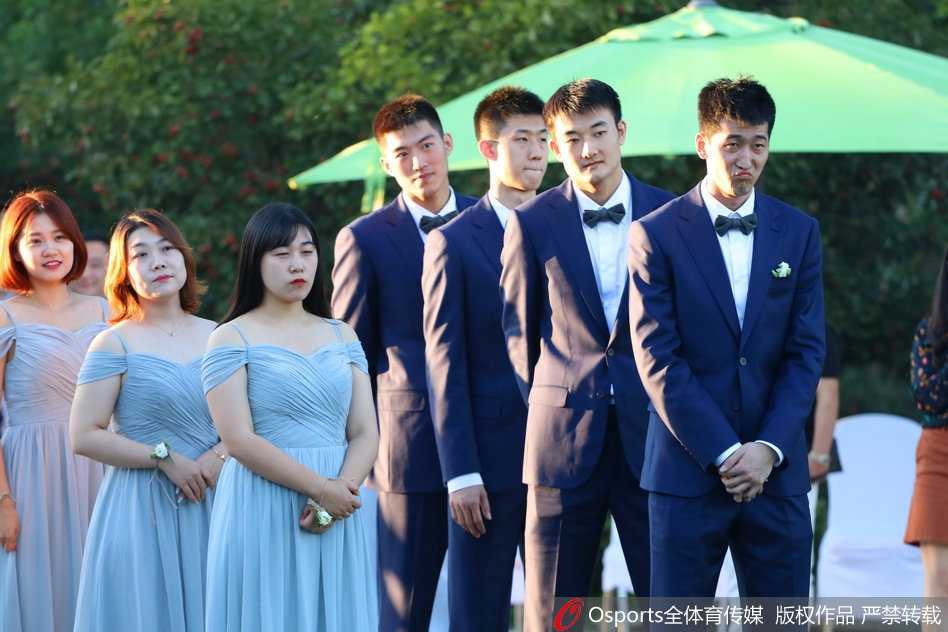 辽宁男篮主帅郭士强在婚礼现场致辞，为李晓旭夫妇送上祝福，神情欣慰