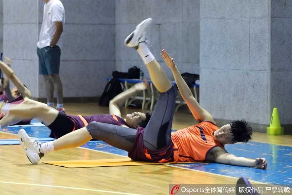 重伤初愈的贺天举，眼神坚定地站在空荡荡的训练馆中，每一次运球都仿佛在向命运宣战