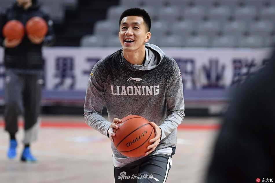 赵继伟在底角接球后虚晃一枪，做出投篮假动作，防守他的郭艾伦瞬间起跳封盖，两人在空中形成一幅充满力量感的静态对抗画面。