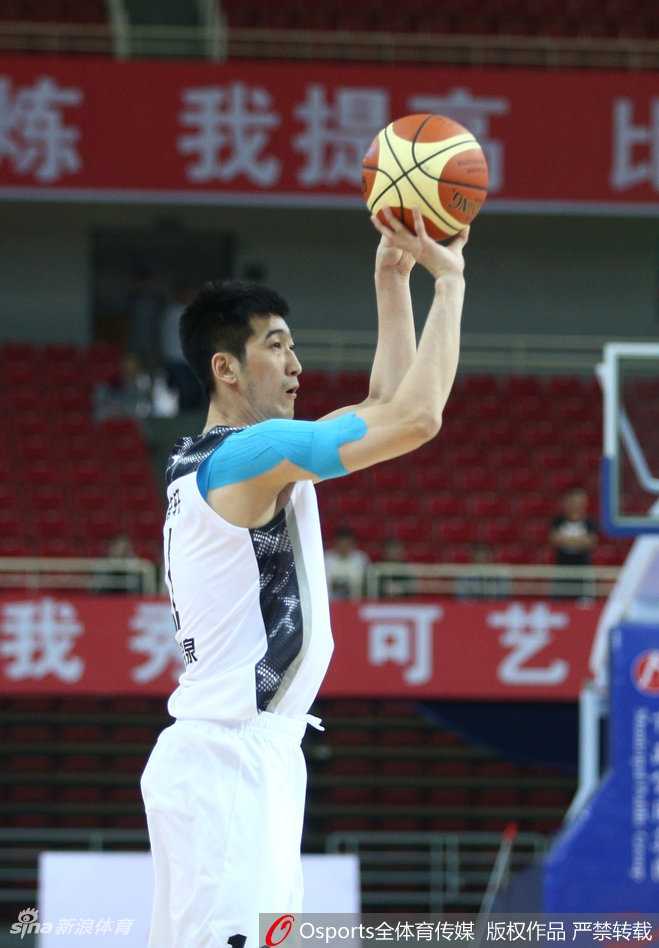 风驰电掣，郭艾伦推进反击如脚踏筋斗云，一马当先甩开所有追防者，眼中满是篮筐。