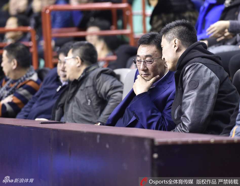 辽宁男篮的年轻球员们在场上奋力拼抢，尽管核心缺阵，但他们依旧全力以赴，渴望在难得的出场时间里证明自己。