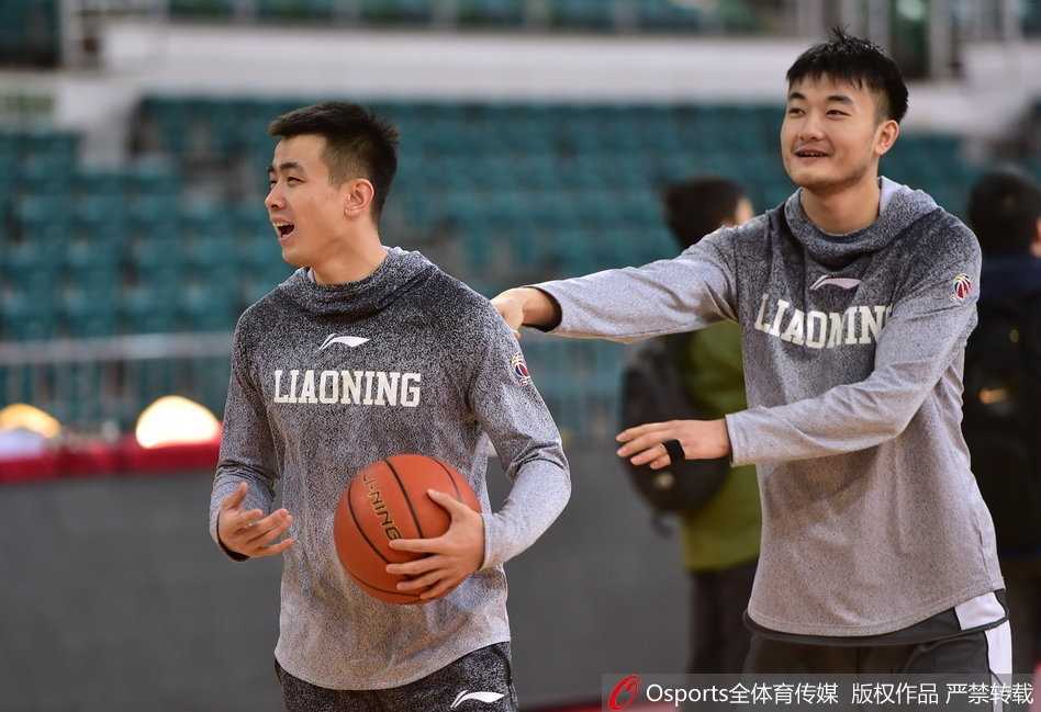 郭艾伦面露自信微笑，在赛前热身中运球变速，眼神专注仿佛已穿透赛场