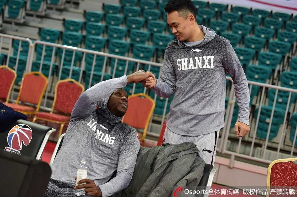 训练结束，赵继伟和郭艾伦击掌相庆，汗水浸透球衣，兄弟情谊与战斗意志尽显无遗