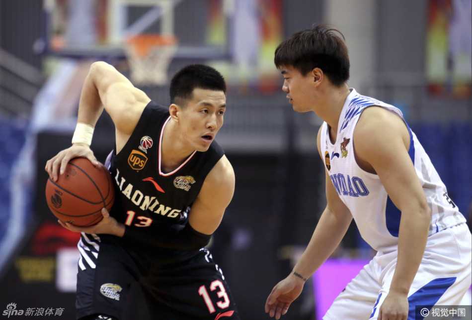 郭艾伦如闪电般持球快攻，白色球衣在风中鼓动，眼神坚毅地掠过青岛队的防守球员，仿佛下一秒就要撕裂对手的防线。