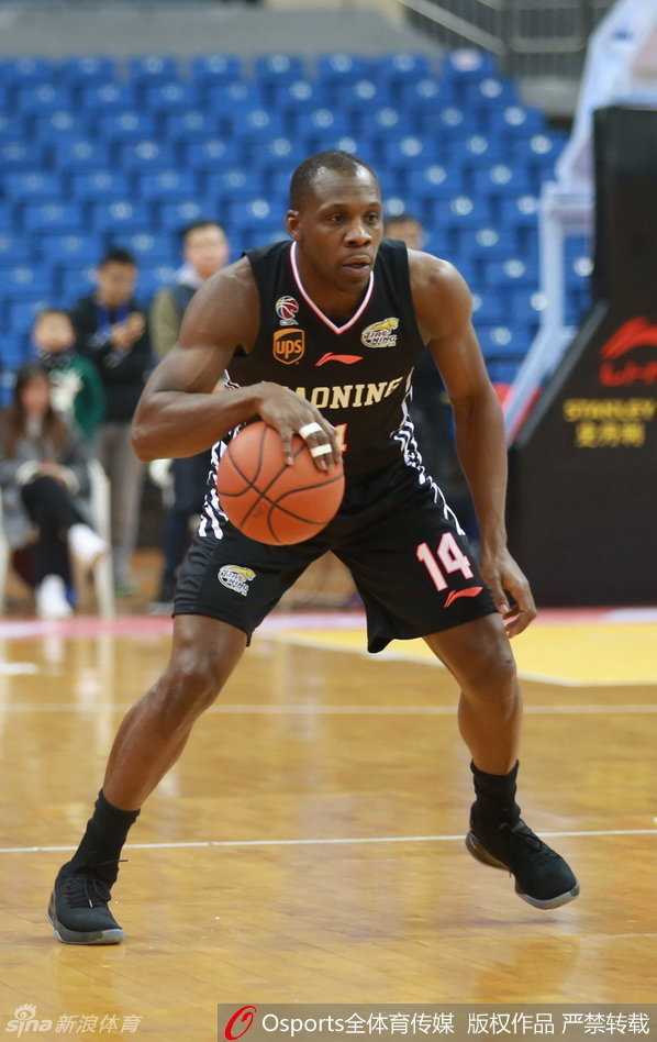 兰多夫在肌肉丛林中强硬卡位，虽然哈德森暂时下场，但他作为内线支柱，用强悍的身体顶住青岛队多名球员的合围，奋力拼抢前场篮板。